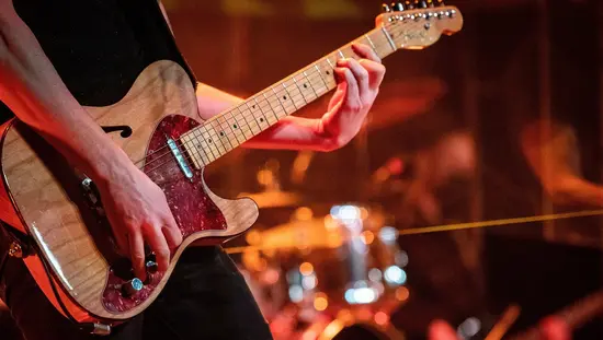 Ein Gitarrist spielt in der London Music Hall.