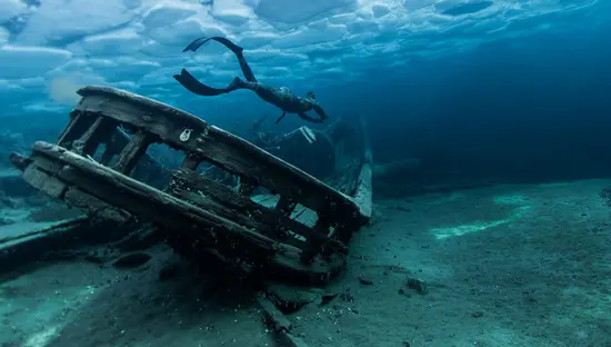 Una persona bucea alrededor de un naufragio submarino en Ontario.
