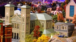 Ville canadienne miniature composée d’arbres et de bâtiments verts, rouges, bleus et jaunes.