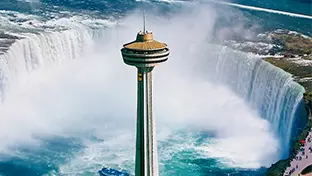Vue aérienne de la tour Skylon, avec les chutes Niagara en arrière-plan.
