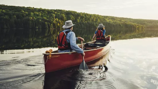 美しい水路に沿って漕ぐカップル