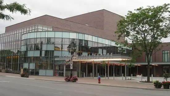 리치먼드 힐 공연예술 센터 건물의 정문입니다.