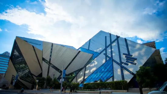 昼間のロイヤルオンタリオ博物館の幾何学的な形のファサード。