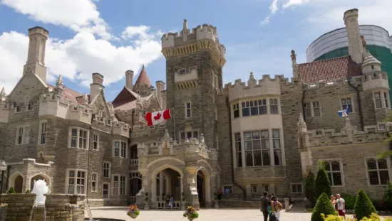 トロントのカサ・ロマ。大きな石造りの城の正面