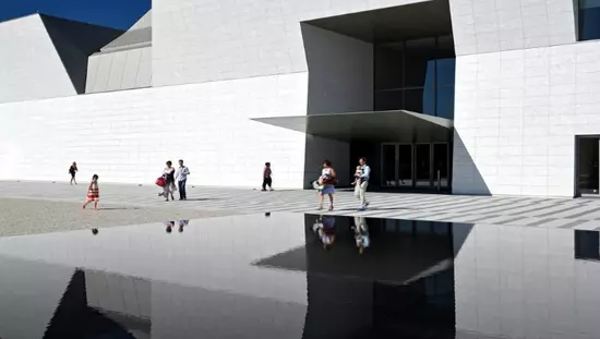 アガ・カーン美術館の建物の正面が水たまりに映っています。