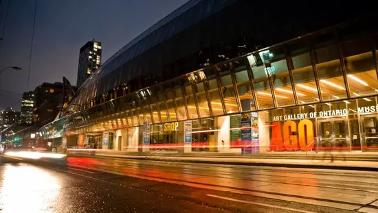 オンタリオ美術館の正面の夜景。