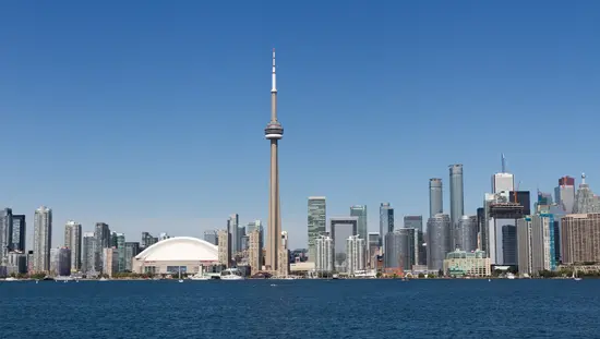 CN タワーが映える昼間のトロントのスカイライン。
