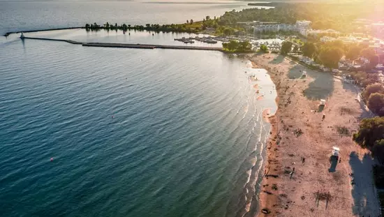 Eine Luftaufnahme des Cobourg Beach im Sommer.