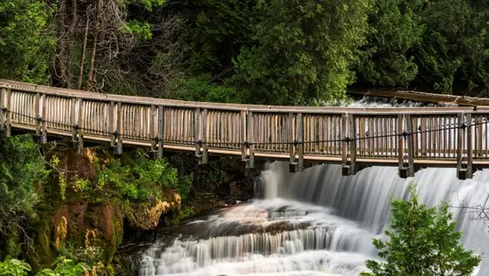 흐르는 폭포 위의 현수교.