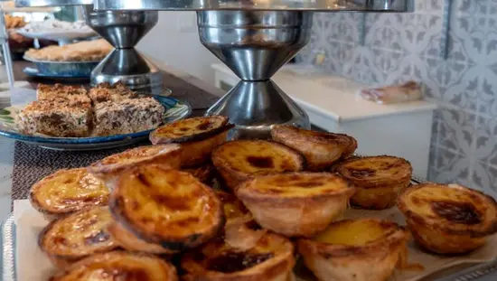 Ein Tablett mit frischen und köstlichen Buttertörtchen in Peterborough.