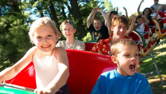 ブレイスブリッジのサンタズ・ビレッジでジェットコースターに乗る子供たち。