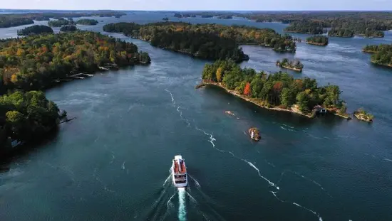 Un bateau naviguant entre des îles.