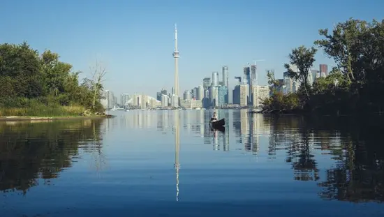 トロント諸島近くの水上でカヌーを楽しむ人。