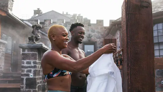 Ein junges schwarzes Paar genießt die Außenanlagen von Ste. Anne’s Spa.