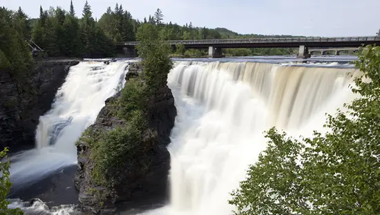 Majestätische Wasserfälle unterhalb eines Wanderwegs und einer Aussichtsplattform in Nord-Ontario.