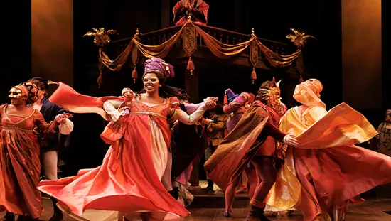 Darsteller einer Romeo-und-Julia-Aufführung tanzen beim Stratford Festival auf der Bühne.