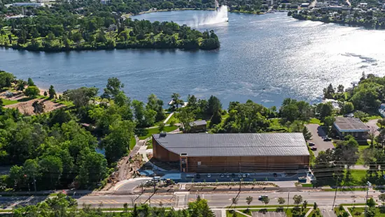 Vogelperspektive des Kanumuseums vor einem See.