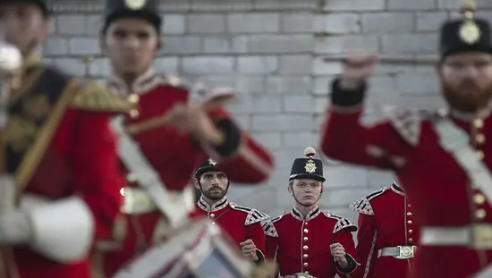Des soldats costumés reconstituent un exercice miliaire au lieu historique national du Fort-Henry à Kingston.