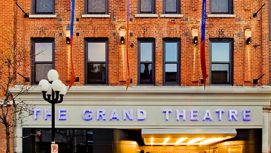 Vue depuis la rue de la façade du Kingston Grand Theatre.