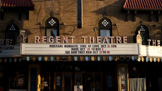 Façade d’un théâtre historique avec marquise d’origine dans le comté de Prince Edward.