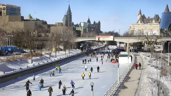 Des gens patinant le long du canal Rideau.