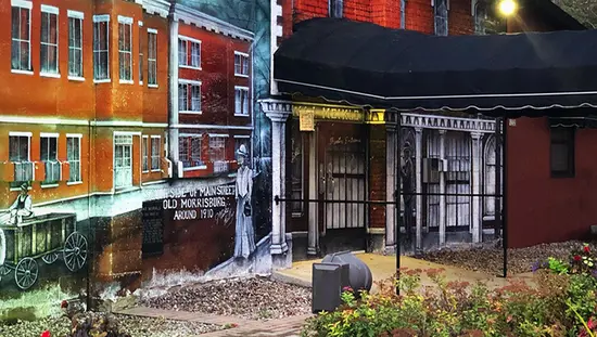 Une murale décore le mur à l’extérieur du théâtre d’une petite agglomération.