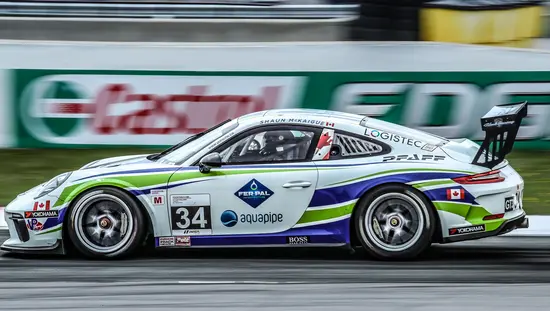 트랙 주변을 질주하는 경주용 자동차