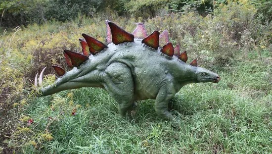 Ein lebensgroßer Dinosaurier in einem Outdoor-Park