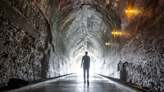 トンネルを歩いている人