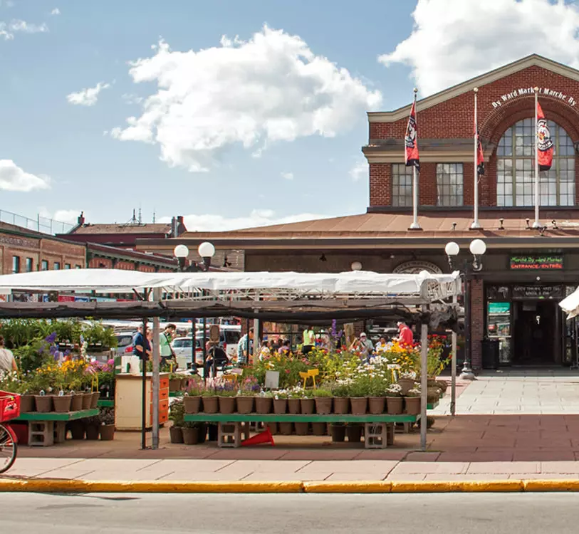 Vista de los puestos del mercado y el frente de los edificios del Mercado ByWard.