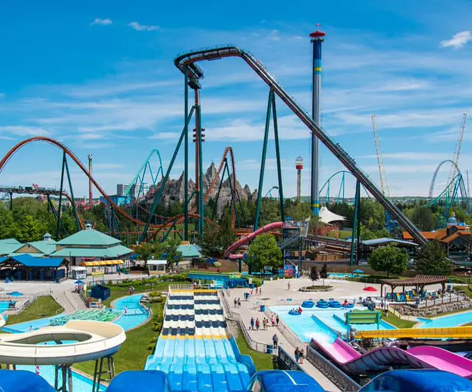 Un parque de atracciones lleno de toboganes de agua, montañas rusas y atracciones de caída libre.