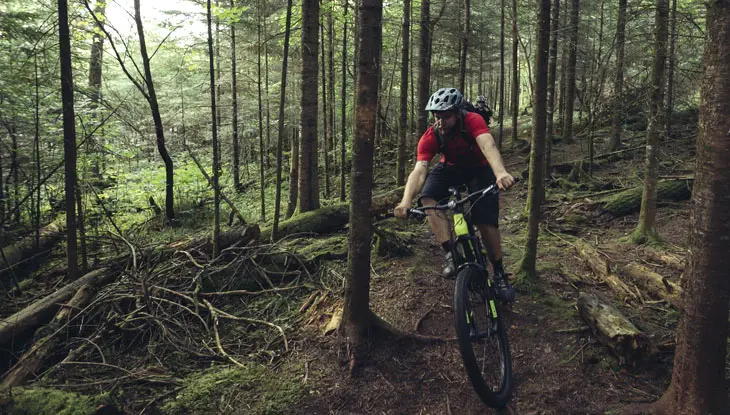 ジップラインと空中アドベンチャーパーク | Destination Ontario