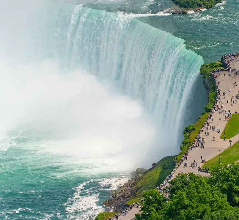 나이아가라 폭포에서 폭포를 구경하는 사람들을 공중에서 본 모습입니다.