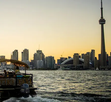 Un bateau-taxi se dirige vers le Harbourfront de Toronto.