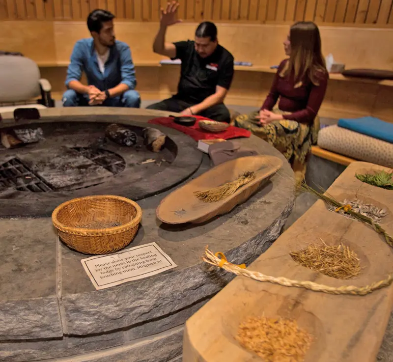 Visiteurs participant à une excursion culturelle autochtone sur l’île Manitoulin.