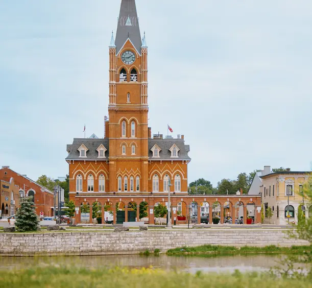 Hôtel de ville historique en briques rouges dans le centre-ville de Belleville, vu depuis l'autre côté de la baie de Quinte par temps couvert.