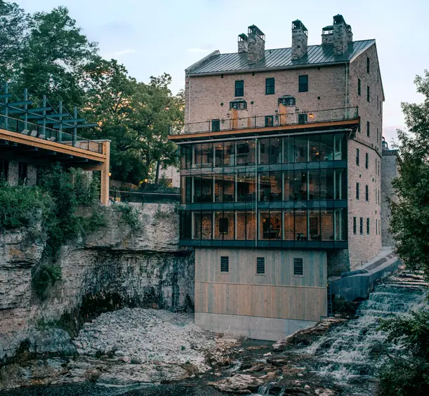 Elora et Fergus Le moulin historique d'Elora, avec son extension moderne en verre, au-dessus des gorges d'Elor, surplombe les falaises et les cascades en contrebas.