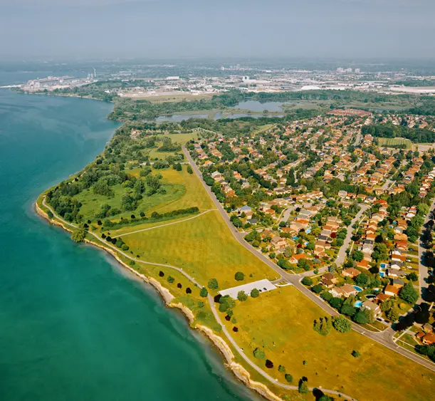 Vue aérienne du parc riverain d’Ajax le long du lac Ontario, avec des espaces verts, des sentiers de promenade et des zones résidentielles adjacentes.