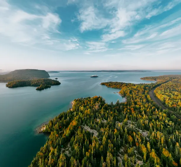 Luftaufnahme der Inseln und der bewaldeten Küste des Lake Superior in der Nähe von Rossport, mit ruhigem blauen Wasser und einem weiten Himmel an einem klaren Sommertag.