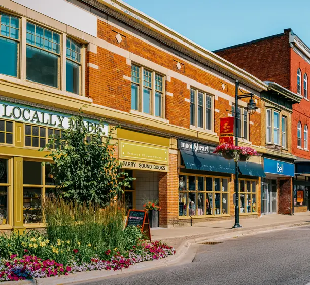 Parry Sound Bateau à vapeur traversant la forêt sur un lac entouré de chalets