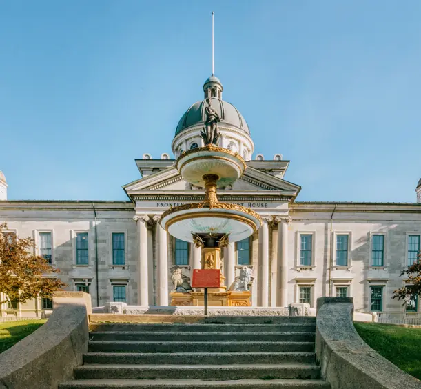 Le palais de justice historique du comté de Frontenac à Kingston, vu depuis le bas des larges escaliers en pierre.