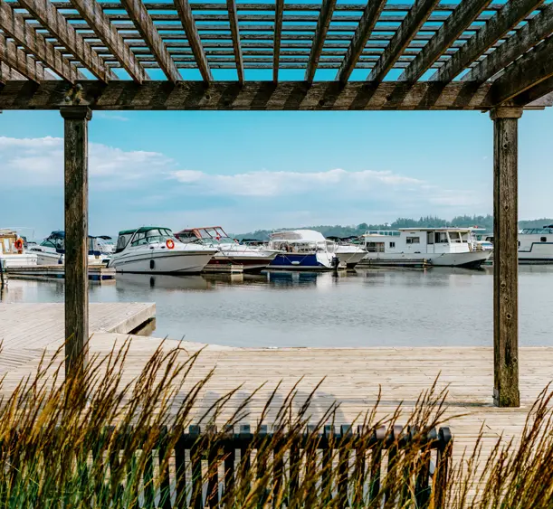 Bateaux amarrés à la marina de Port Perry sur le lac Scugog, vus d’un auvent en bois par une journée d’été.