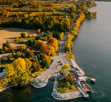 Vue aérienne du traversier de Glenora dans le sud-est de l'Ontario pendant la saison d'automne.