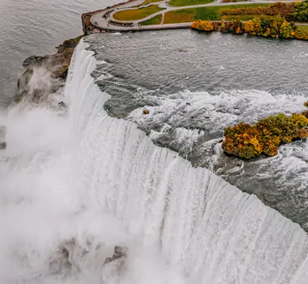 Vista aérea del borde de las imponentes cataratas del Niágara.