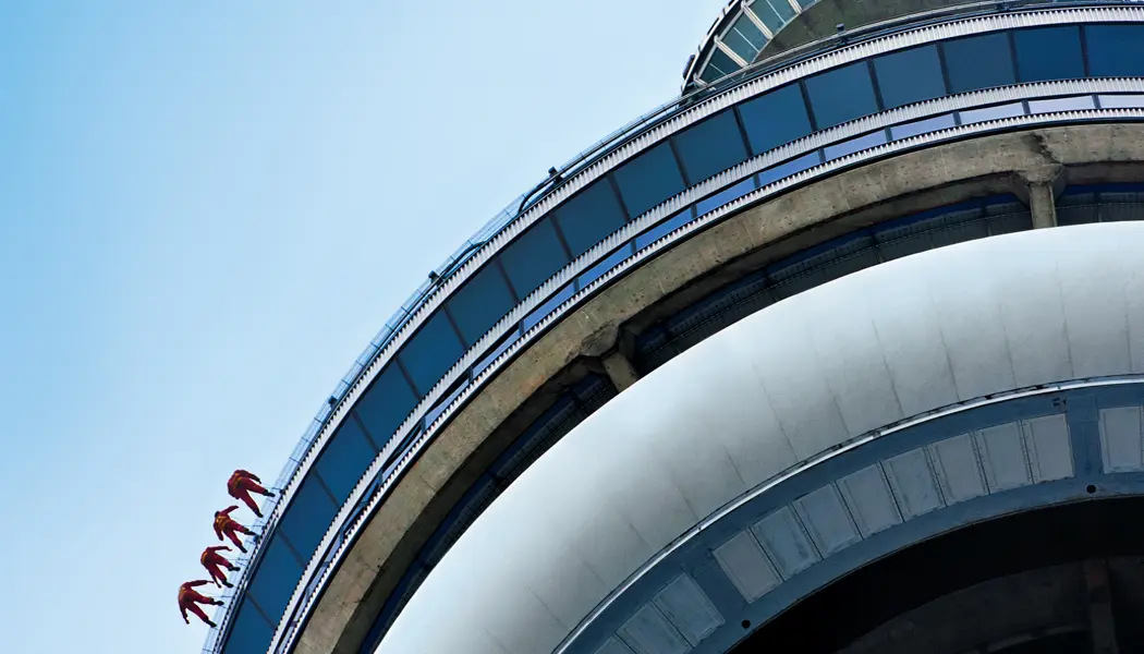 Vier Personen sind bei der EdgeWalk-Tour am äußeren Rand des CN Tower in Toronto befestigt.