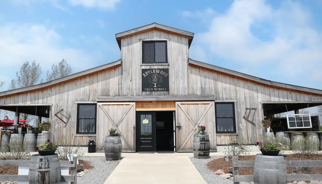 Der Haupteingang zum rustikalen Scheunen-Verkostungsraum des Weinguts Applewood Farm.