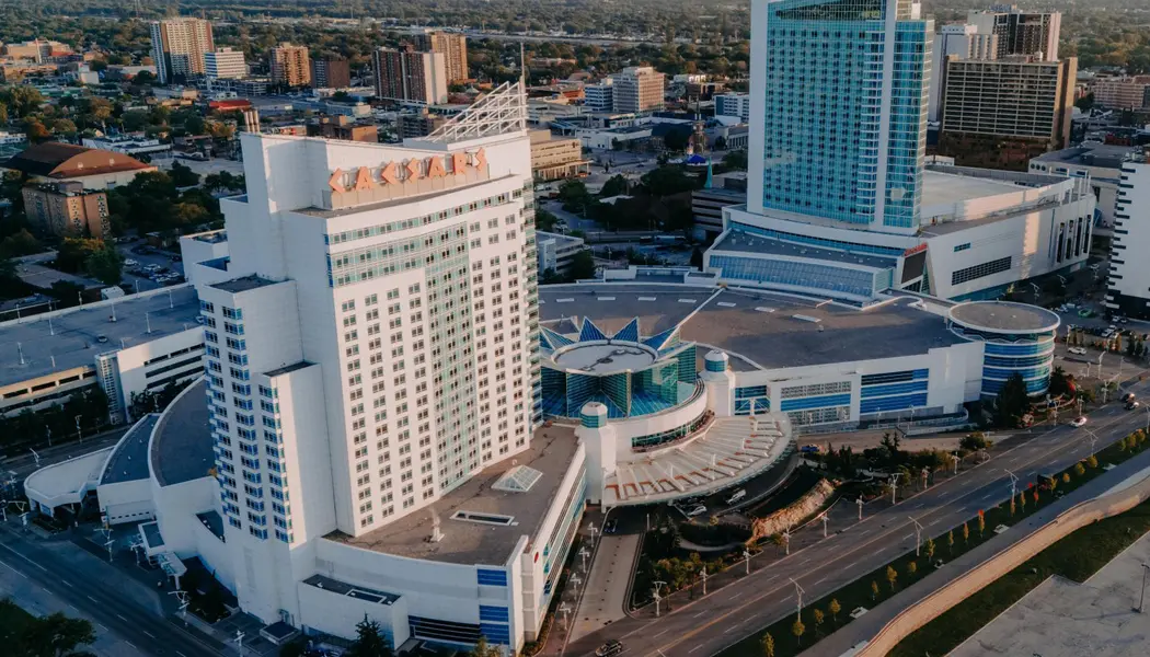 Vista aérea del complejo de rascacielos Caesars Windsor Casino and Hotel en el centro de Windsor.
