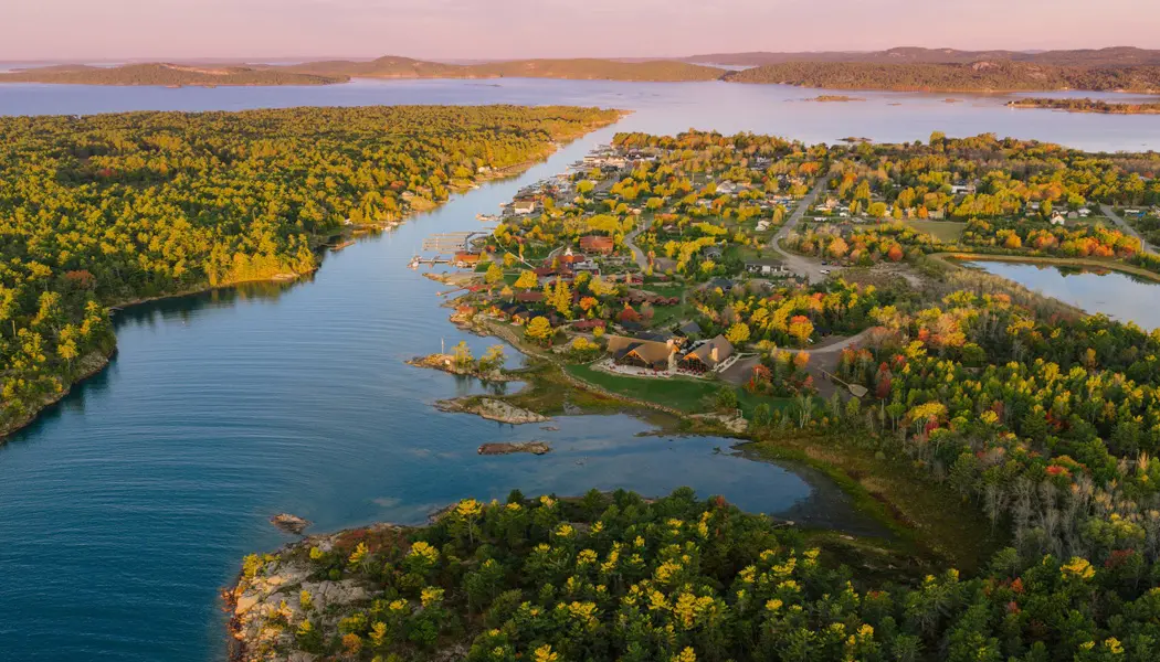 Vue aérienne du village de Killarney, perché sur les rives de la baie Georgienne, entouré d'une forêt luxuriante.