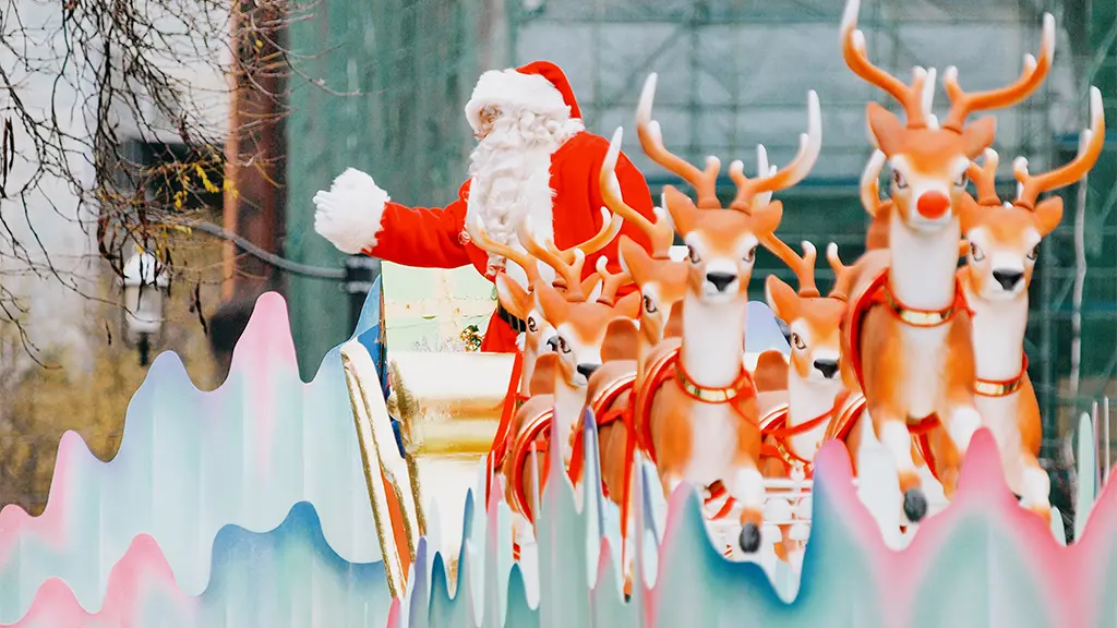 Le Père Noël et ses rennes au défilé annuel du Père Noël de Toronto. 