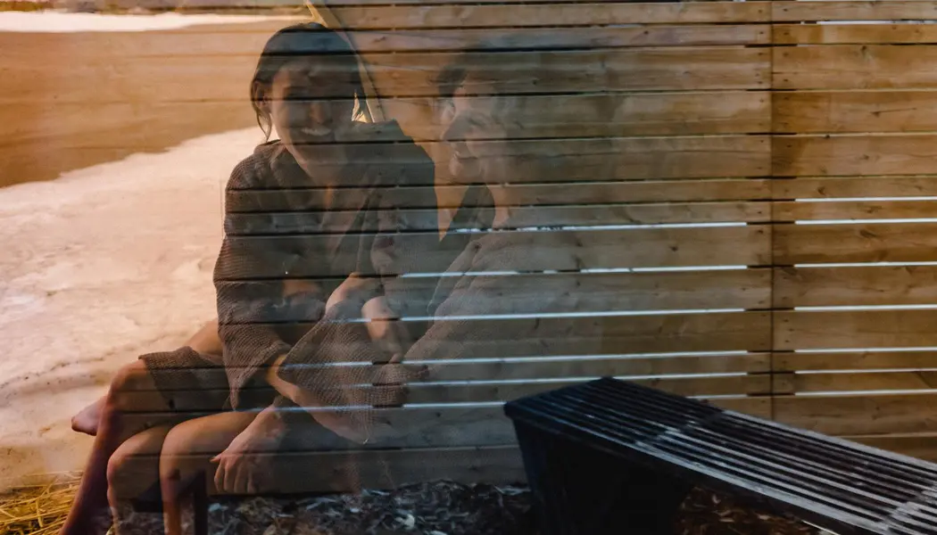 プリンスエドワード郡のワンダー・ザ・リゾートでサウナを楽しみながら、笑い合い絆を深める女性2人。